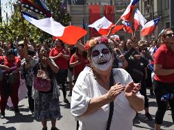 Trabajadores del sector salud protestan hoy en Santiago contra el gobierno de Piñera. AFP/R. Arangua