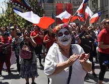 Trabajadores del sector salud protestan hoy en Santiago contra el gobierno de Piñera. AFP/R. Arangua