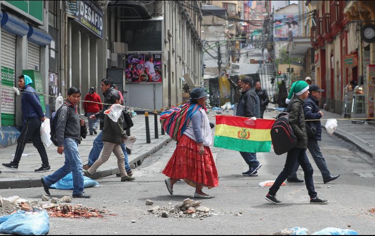 Ciudadanos salieron a las calles de Bolivia luego que Evo Morales se declarara victorioso en los últimos comicios. EFE / M. Alipaz