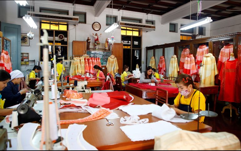 En una pequeña sala del convento, una decena de costureras trabajan incansablemente para unir telas de colores en seda artesanal, bajo la atenta mirada de la hermana Sukanya. EFE/D. Azubel