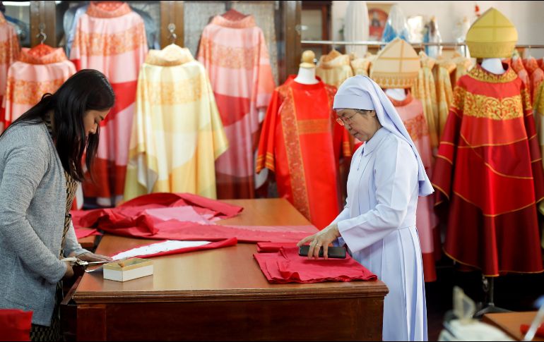 En una pequeña sala del convento, una decena de costureras trabajan incansablemente para unir telas de colores en seda artesanal, bajo la atenta mirada de la hermana Sukanya. EFE/D. Azubel