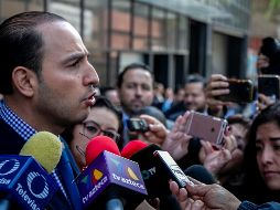 El presidente del Partido Acción Nacional, Marko Cortés, habla ante los medios de comunicación momentos antes de presentar la denuncia. NTX/E. Álvarez