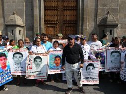 Padres de los estudiantes desaparecidos de Ayotzinapa hablan con la prensa a la salida de su encuentro con el Presidente  Andrés Manuel López Obrador, en Ciudad de México. EFE/M. Guzmán