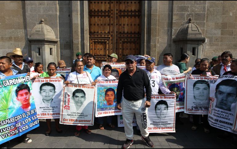 Padres de los estudiantes desaparecidos de Ayotzinapa hablan con la prensa a la salida de su encuentro con el Presidente  Andrés Manuel López Obrador, en Ciudad de México. EFE/M. Guzmán