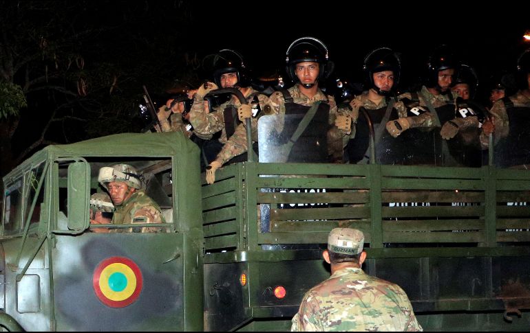 El ejército boliviano patrulla desde esta noche por las calles, en respuesta un pedido de apoyo por parte de la Policía. EFE/J. Torrejón