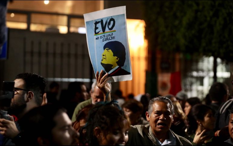 Tras darse a conocer que México dará asilo político a Evo Morales, algunos simpatizantes del exmandatario se reunieron afuera de la Embajada de Bolivia en México. SUN/V. Rosas