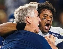 Russell Wilson (der.), quien completó 24 de 34 pases para 232 yardas y una anotación, celebra el triunfo de anoche con su entrenador Pete Carroll. AP / T. Avelar
