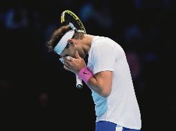 El número uno del mundo se lamenta tras verse superado por Zverev en su primer juego disputado ayer en Londres. EFE
