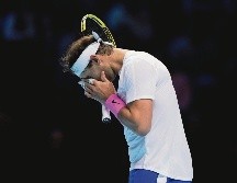 El número uno del mundo se lamenta tras verse superado por Zverev en su primer juego disputado ayer en Londres. EFE