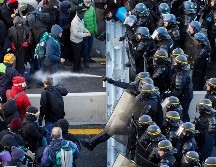 La operación provocó algunas escaramuzas, y se veía a varios manifestantes llorando por los efectos del aerosol. EFE / D. Borrat