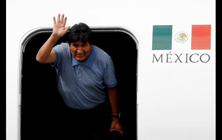 Evo Morales saluda a su llegada a México, un día después de que el gobierno le concedió asilo tras renunciar a la presidencia de Bolivia. AP/E. Verdugo