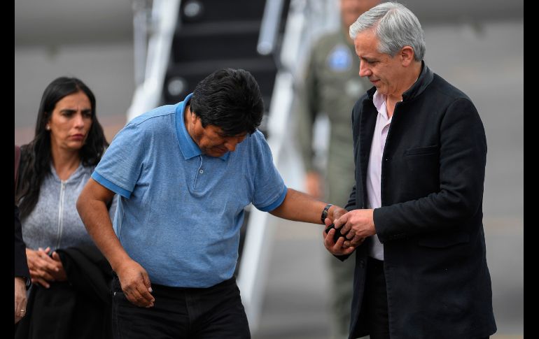 Junto a Morales llegaron a México quien fuera su vicepresidente, Álvaro García (d), quien también renunció al cargo, y su ministra de Salud, Gabriela Montaño (i). AFP/P. Pardo