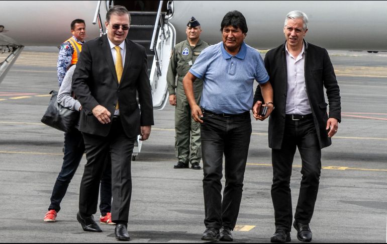 Evo Morales arribó este lunes al Aeropuerto Internacional de la Ciudad de México, donde fue recibido por el secretario de Relaciones Exteriores, Marcelo Ebrard, y otros funcionarios. NTX/E. Álvarez