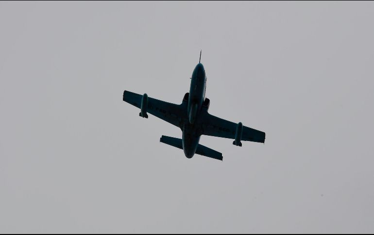 Una aeronave militar se observa hoy en La Paz. AFP/R. Schemidt