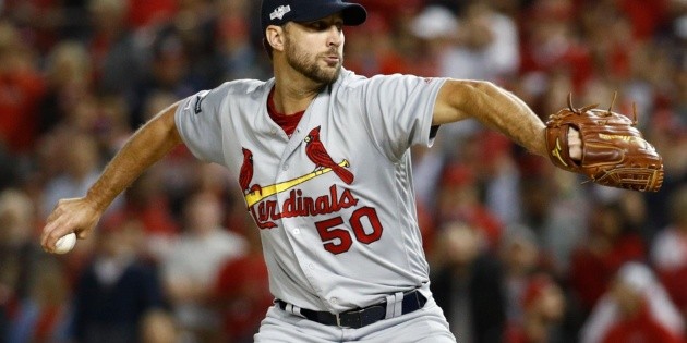 Cardenales retienen a Wainwright para 2020