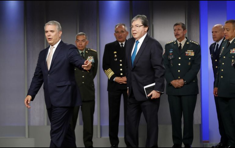 El presidente de Colombia, Iván Duque (i), y el nuevo ministro colombiano de Defensa, Carlos Holmes Trujillo (c), llegan para ofrecer una rueda de prensa en el Palacio de Nariño. EFE/M. Dueñas