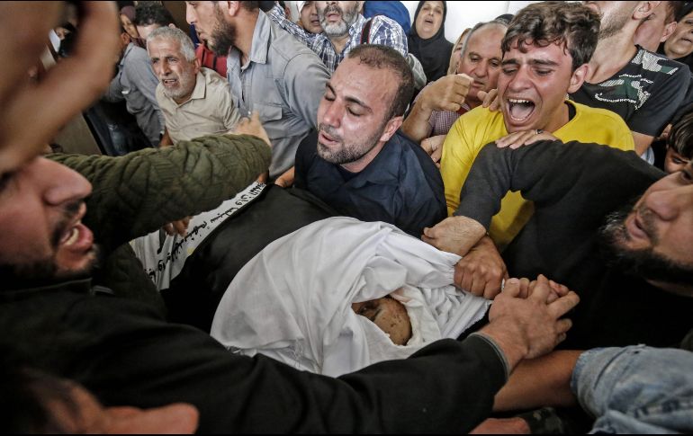 Familiares reaccionan ante el cuerpo de Bahaa al Ata en su funeral en la Ciudad de Gaza. AFP/S. Khatib