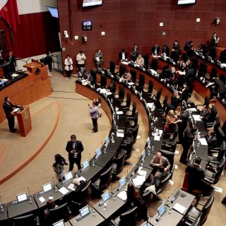 Padres de niños con cáncer cercan accesos al Senado