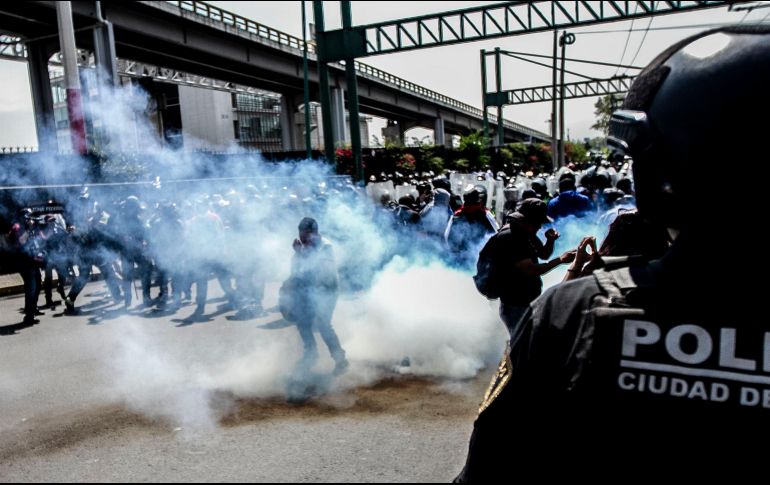 Elementos de la secretaria de seguridad ciudadana dispersaron con gas lacrimógeno a miembrosde la Policía Federal. NTX/E. Álvarez