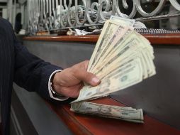 La moneda se compró en un mínimo 18.20 pesos en instituciones bancarias de la Ciudad de México. EL INFORMADOR/ARCHIVO