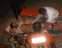Fotografía cedida por la Semar que muestra la evacuación de los marinos heridos por piratas durante un asalto cuando transitaba por aguas del Golfo de México. EFE/SEMAR