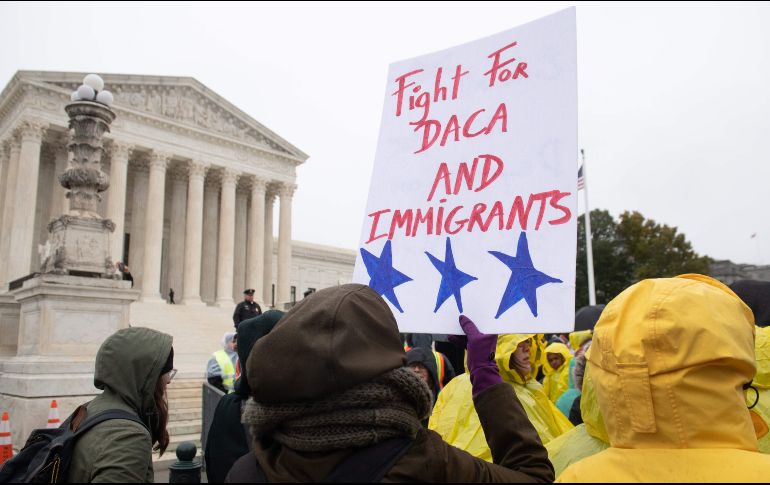 Activistas pro derechos de inmigrantes se manifiestan hoy frente a la Corte Suprema en Washington, DC. AFP/S. Loeb