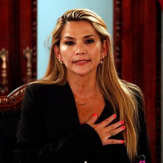 Senadora opositora Jeanine Áñez asume la Presidencia interina de Bolivia