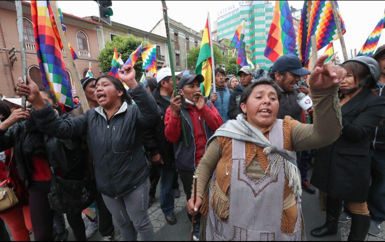 Partidarios del ex presidente de Bolivia, Evo Morales, se manifiestan en La Paz portando la Whipala, una bandera que representa a los indígenas del país. EFE/M. Alipaz