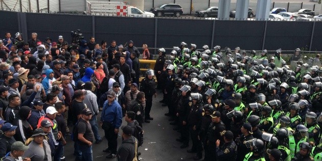 Polic&iacute;as federales retiran bloqueo en aeropuerto capitalino