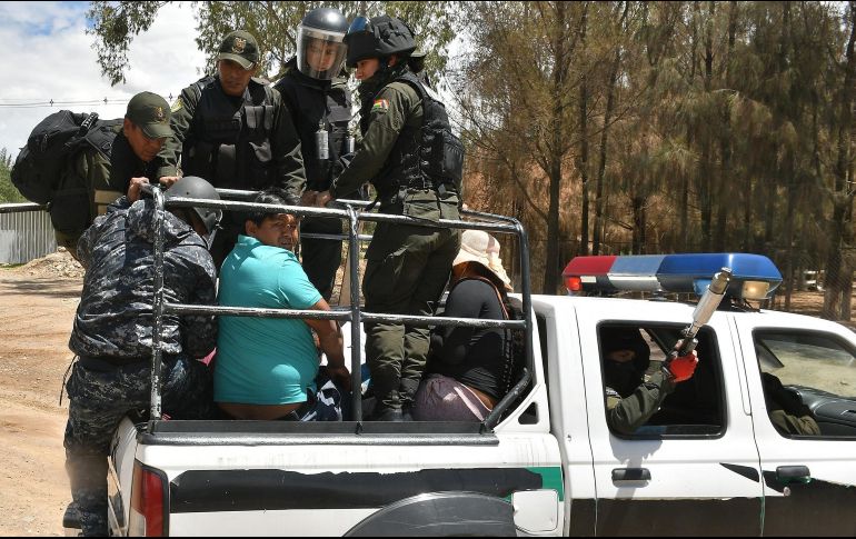 Policías bolivianos detienen a manifestantes este martes en la ciudad de Cochabamba. EFE/J. Abrego