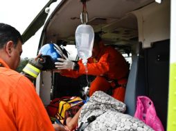 La joven fue trasladada en estado grave a través del helicóptero a las instalaciones del Hospital Civil. ESPECIAL / UEPCBJ