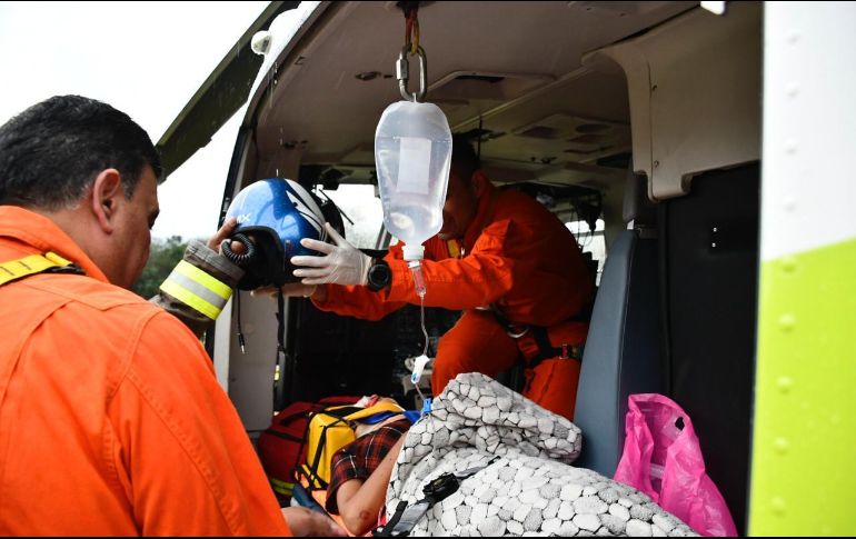 La joven fue trasladada en estado grave a través del helicóptero a las instalaciones del Hospital Civil. ESPECIAL / UEPCBJ