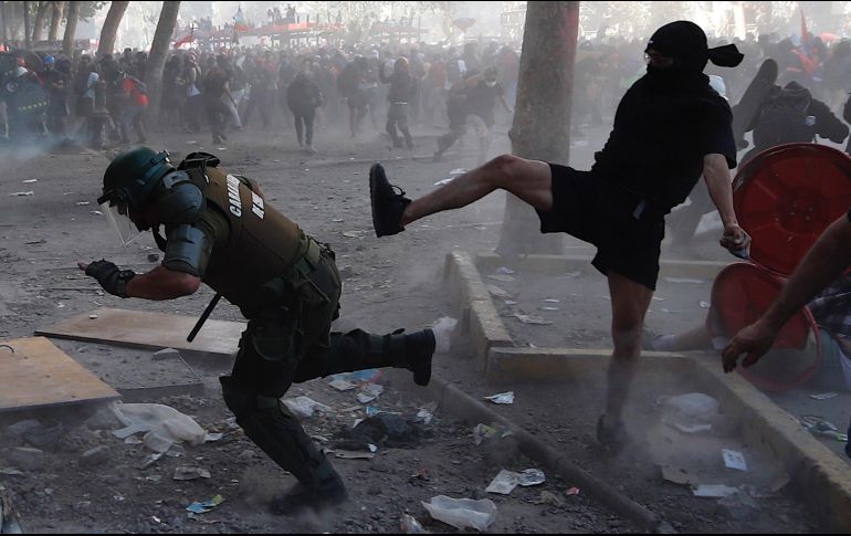 Manifestantes se enfrentan a la Policía en la plaza Italia, en Santiago. EFE/A. Valdés