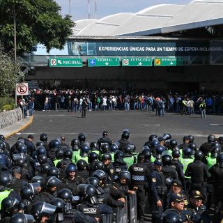 No es casualidad protesta en AICM en llegada de Evo Morales, dice López Obrador