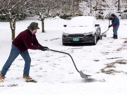 Habitantes despejan la nieve acumulada en las cercanías de sus viviendas. AP/J. Patterson/The Valley News