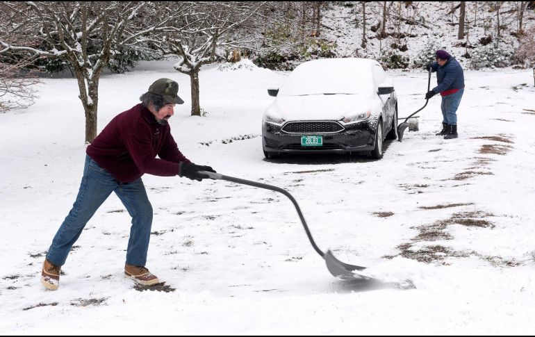 Habitantes despejan la nieve acumulada en las cercanías de sus viviendas. AP/J. Patterson/The Valley News