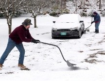 Habitantes despejan la nieve acumulada en las cercanías de sus viviendas. AP/J. Patterson/The Valley News