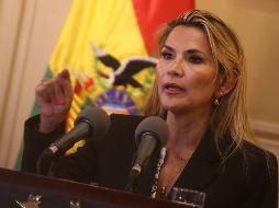 La mandataria interina de Bolivia, Jeanine Áñez, ofrece un discurso este miércoles, en Palacio Quemado, en La Paz. EFE/R. Sura