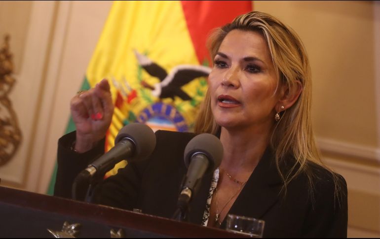 La mandataria interina de Bolivia, Jeanine Áñez, ofrece un discurso este miércoles, en Palacio Quemado, en La Paz. EFE/R. Sura