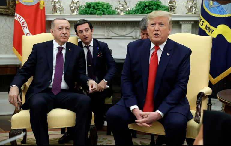 Trump dio las declaraciones a la prensa al recibir en el Despacho Oval a su homólogo de Turquía, Recep Tayyip Erdogan (i). AP/E. Vucci