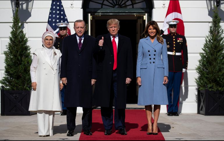 Erdogan llegó a la Casa Blanca acompañado de su esposa, Emine, hacia el mediodía, y se dirigió al Despacho Oval para una primera reunión con Trump. AP/E. Vucci