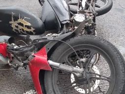 La persecución duró poco, pues metros adelante se impactaron contra un vehículo particular de caja seca y una pared. ESPECIAL