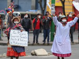 Ciudadanos reaccionan este miércoles durante una jornada de protestas en La Paz. EFE/M. Alipaz