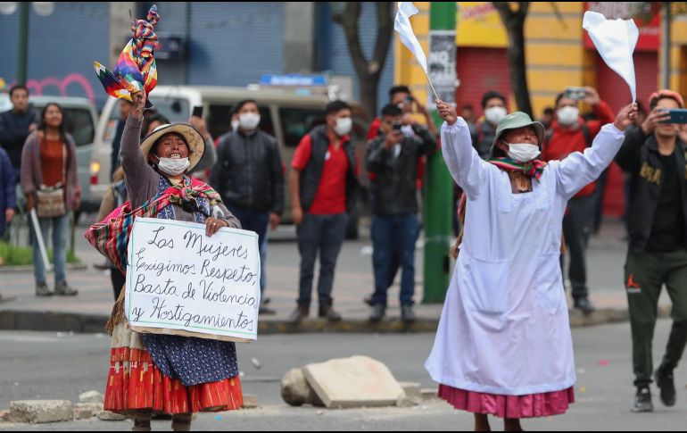 Ciudadanos reaccionan este miércoles durante una jornada de protestas en La Paz. EFE/M. Alipaz