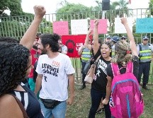 Seguidores de Nicolás Madura celebran la salida de los representantes de guaidó, que intentaron tomar el control de la embajada venezolana en Brasilia. EFE/ J. Alves