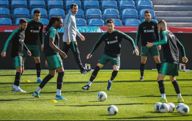 Cristiano Ronaldo (centro) encabeza al equipo de Portugal que busca su boleto para el mayor torneo continental de Selecciones. AFP