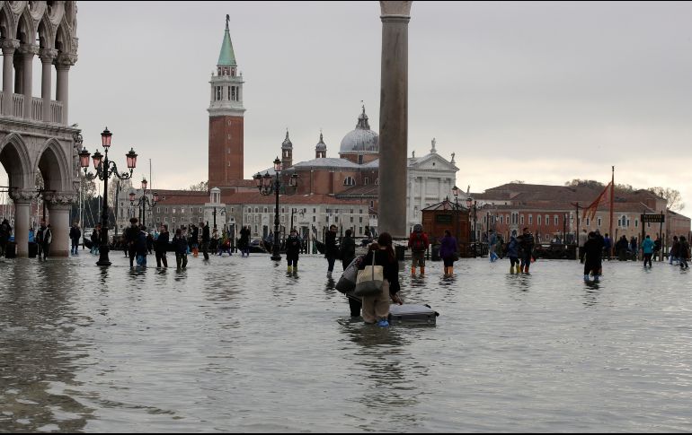 Venecia sufrió este miércoles la inundación más grave desde 1966, con un 80% de la ciudad afectada al subir la marea hasta los 187 centímetros. AP / L. Bruno