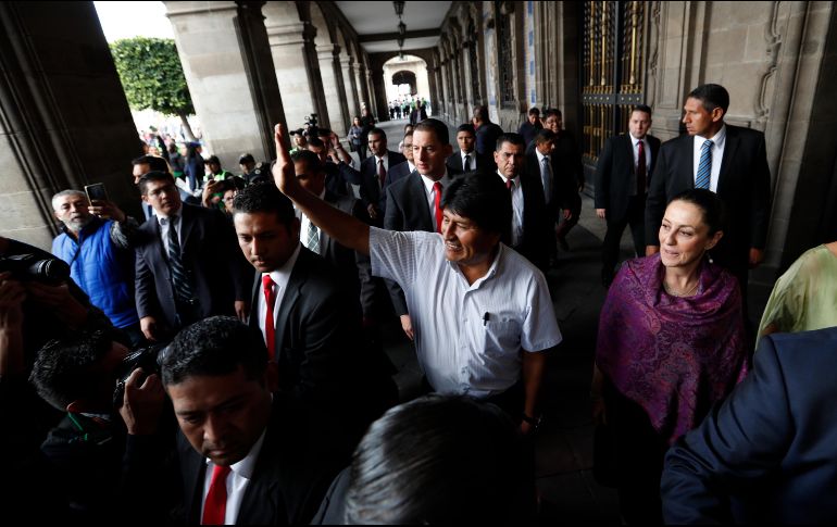 Más de una decena de elementos se observaron en el dispositivo de seguridad en torno a Evo Morales ayer en Ciudad de México. En la imagen, con la jefa del Gobierno capitalino, Claudia Sheinbaum. AP/ARCHIVO