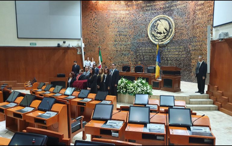El homenaje se realizó media hora antes de lo programado y estuvieron presentes los diputados Sofía García, Érika Pérez, Héctor Pizano, entre otros. EL INFORMADOR / R. Rivas