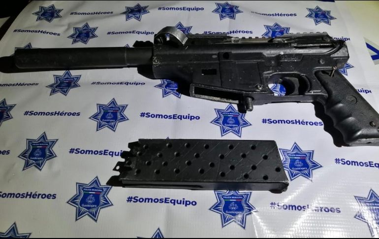 Policías también les aseguraron un arma de fuego adaptada para detonar cartuchos calibre 9 milímetros. ESPECIAL / Policía de Guadalajara